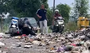 Jembatan Kamal Mundu–Segeran: Hati-hati Sampah Picu Pengendara Jatuh