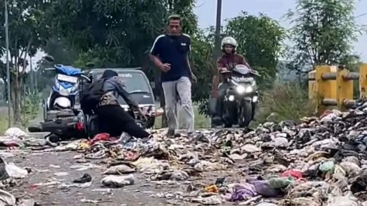 Jembatan Kamal Mundu–Segeran: Hati-hati Sampah Picu Pengendara Jatuh