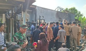 Kawal Ketat! Bupati Lucky Hakim Serahkan Bantuan Rp40 Juta untuk Korban Kebakaran Tukdana