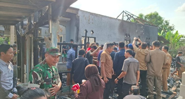 Kawal Ketat! Bupati Lucky Hakim Serahkan Bantuan Rp40 Juta untuk Korban Kebakaran Tukdana