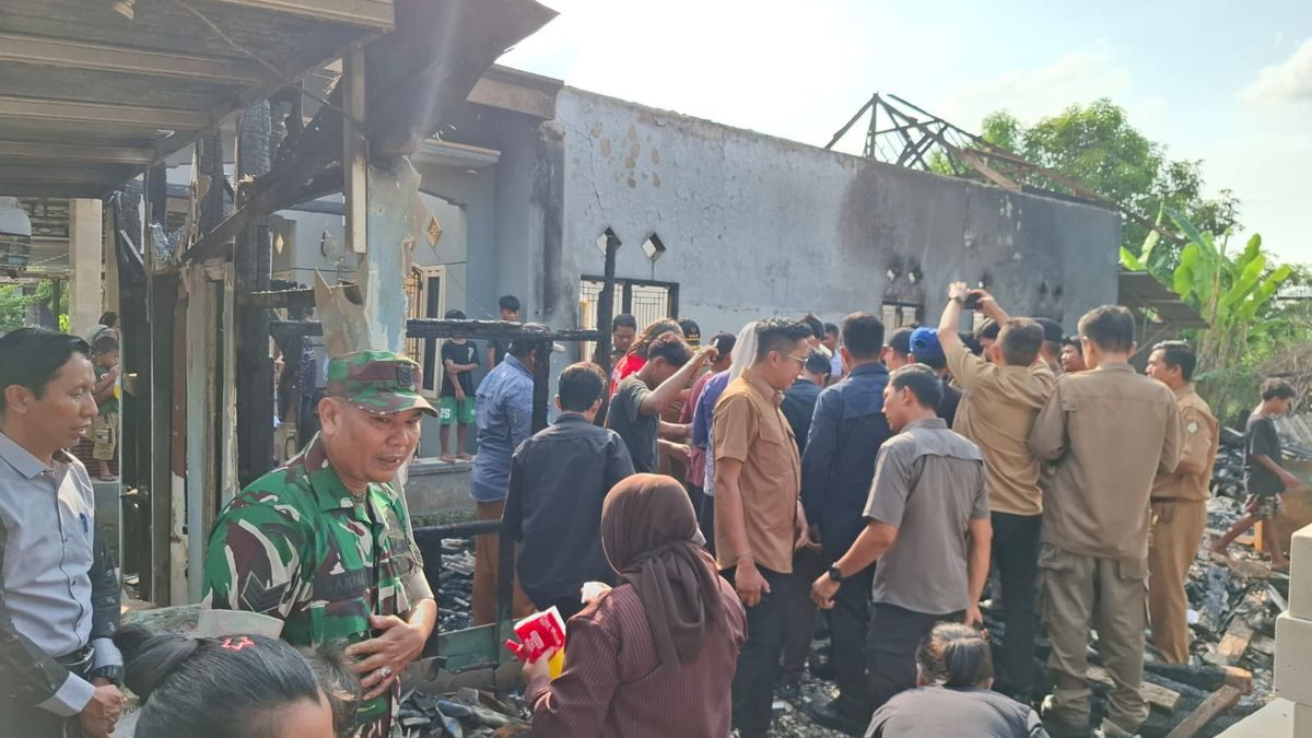 Kawal Ketat! Bupati Lucky Hakim Serahkan Bantuan Rp40 Juta untuk Korban Kebakaran Tukdana