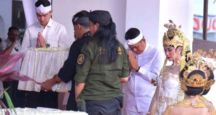 KDM Kembalikan Mahkota Binokasih ke Museum Prabu Geusan Ulun: Dorong Budaya Jabar
