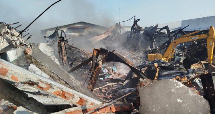 Kebakaran Gudang Plastik di Cengkareng Berlangsung Lama Belum Sepenuhnya Teratasi