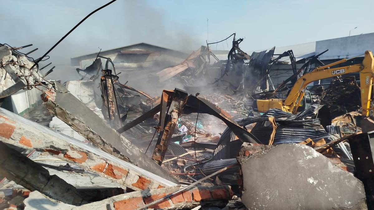 Kebakaran Gudang Plastik di Cengkareng Berlangsung Lama Belum Sepenuhnya Teratasi