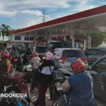Kelangkaan BBM di Palangka Raya sebabkan antrean panjang SPBU dan penurunan pendapatan driver ojol.
