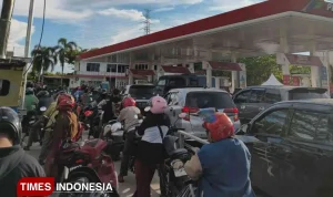Kelangkaan BBM di Palangka Raya sebabkan antrean panjang SPBU dan penurunan pendapatan driver ojol.
