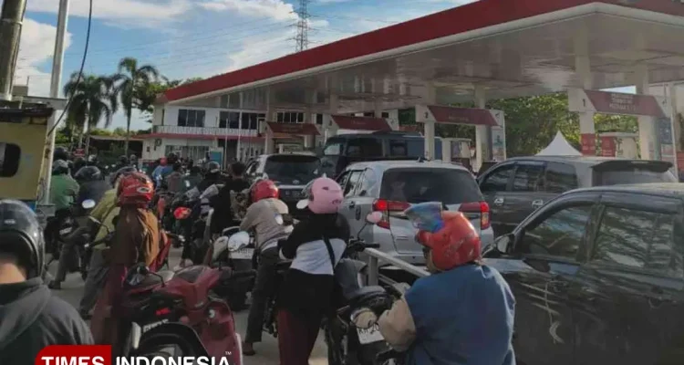 Kelangkaan BBM di Palangka Raya sebabkan antrean panjang SPBU dan penurunan pendapatan driver ojol.