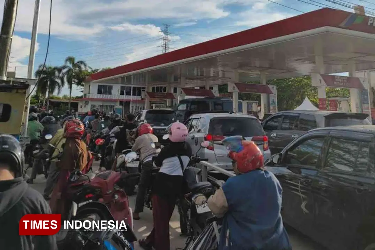 Kelangkaan BBM di Palangka Raya sebabkan antrean panjang SPBU dan penurunan pendapatan driver ojol.