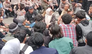 Ketua DPRD Indramayu Berdialog dengan Mahasiswa Bahas UU Cipta Kerja dan Lahan Pertanian