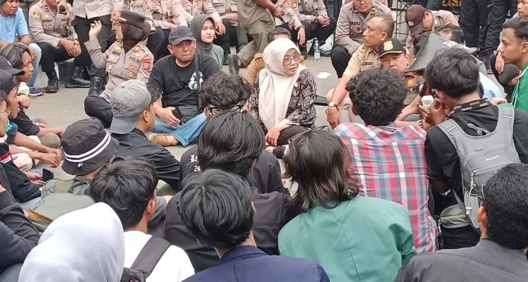 Ketua DPRD Indramayu Berdialog dengan Mahasiswa Bahas UU Cipta Kerja dan Lahan Pertanian