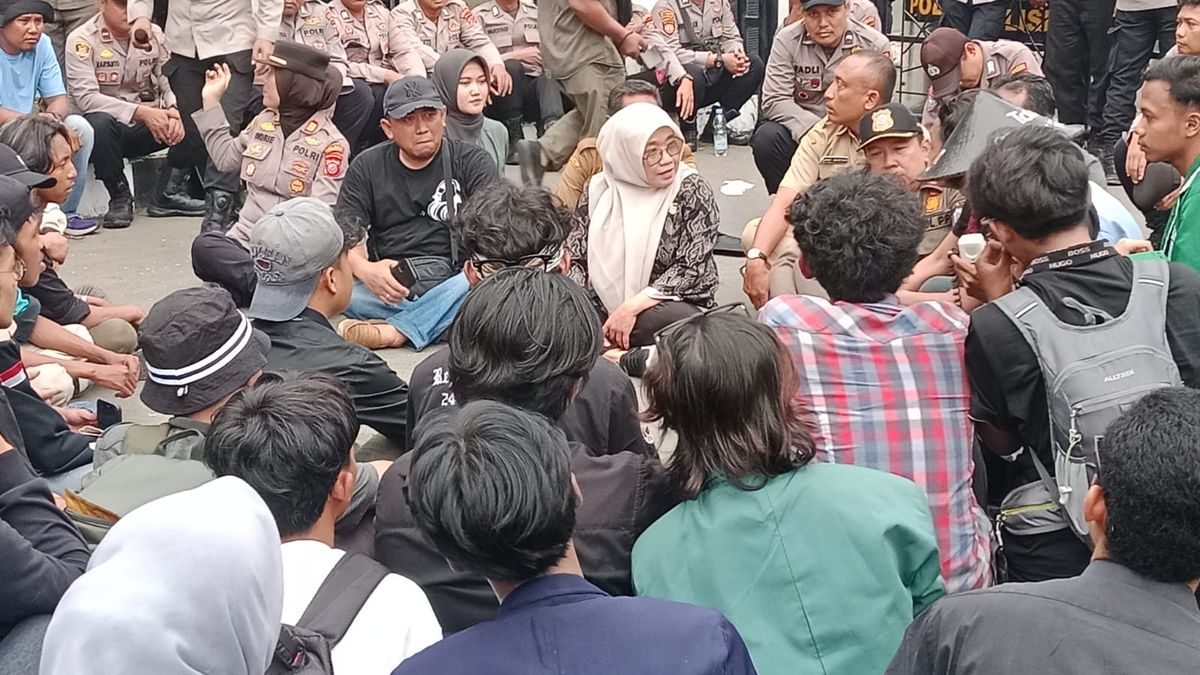 Ketua DPRD Indramayu Berdialog dengan Mahasiswa Bahas UU Cipta Kerja dan Lahan Pertanian
