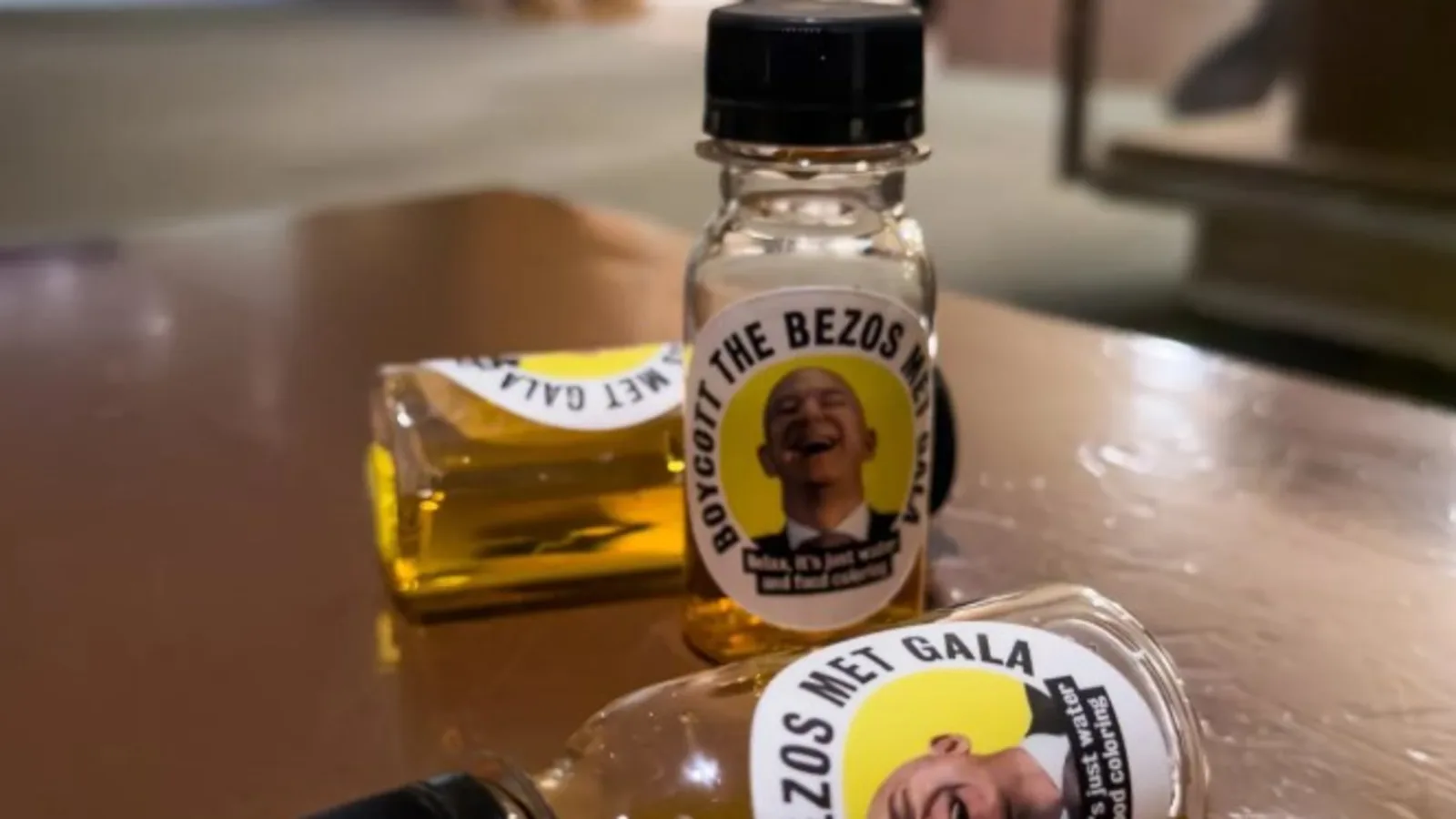 Kontroversi Met Gala 2026: Jeff Bezos Diprotes dengan 300 Botol Urine