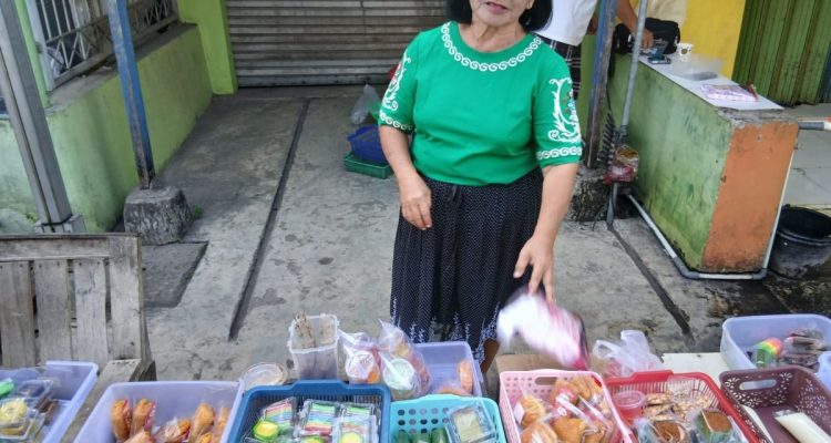 Kue Tradisional Alun-alun Haurgeulis: Ramai Pembeli, Tak Pernah Sepi