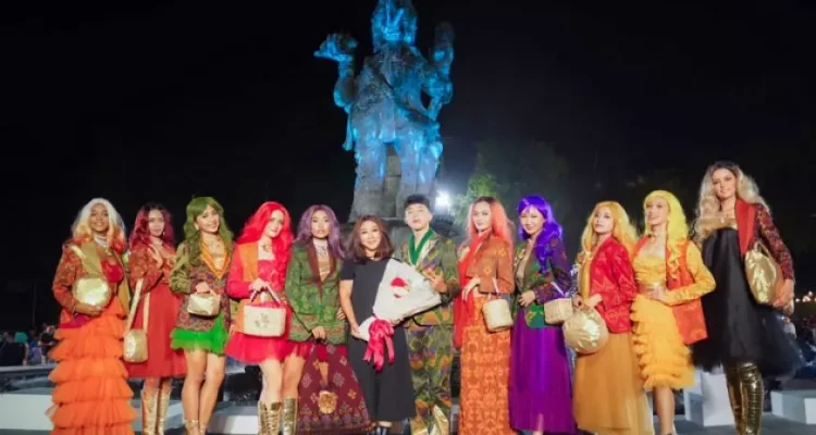 Lenny Hartono Pukau Panggung Fashion Denpasar Festival