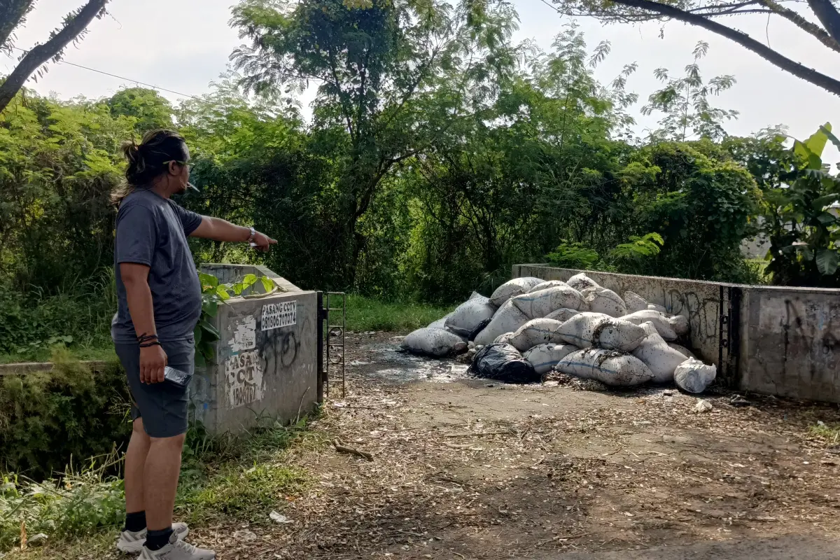 Limbah Usus Ayam Bau Busuk Picu Kemarahan Warga Cianjur