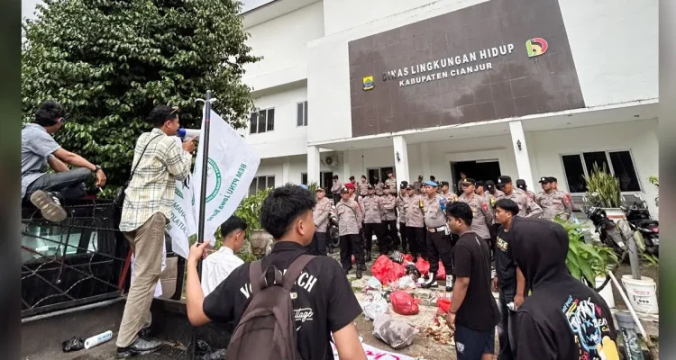 Mahasiswa Tuntut Evaluasi Dinas Lingkungan Hidup Cianjur Akibat Darurat Sampah