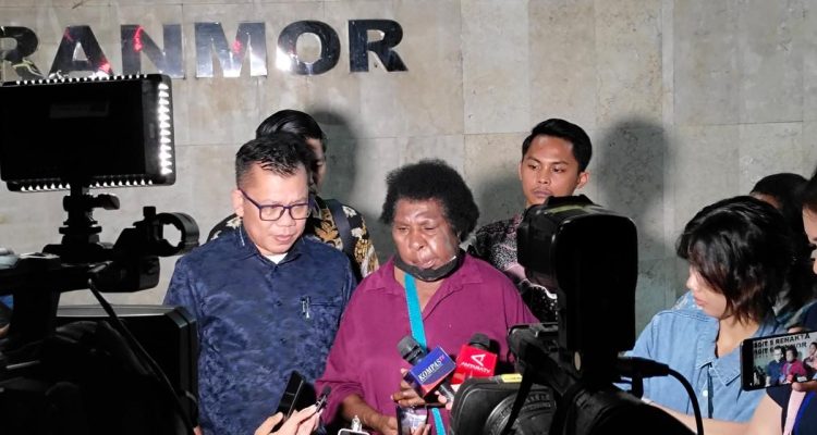 Mama Sinta Polisikan Ketua LBH Merauke Terkait Film Pesta Babi