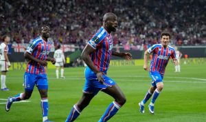 Mateta Bawa Trofi UEFA Conference League untuk Crystal Palace