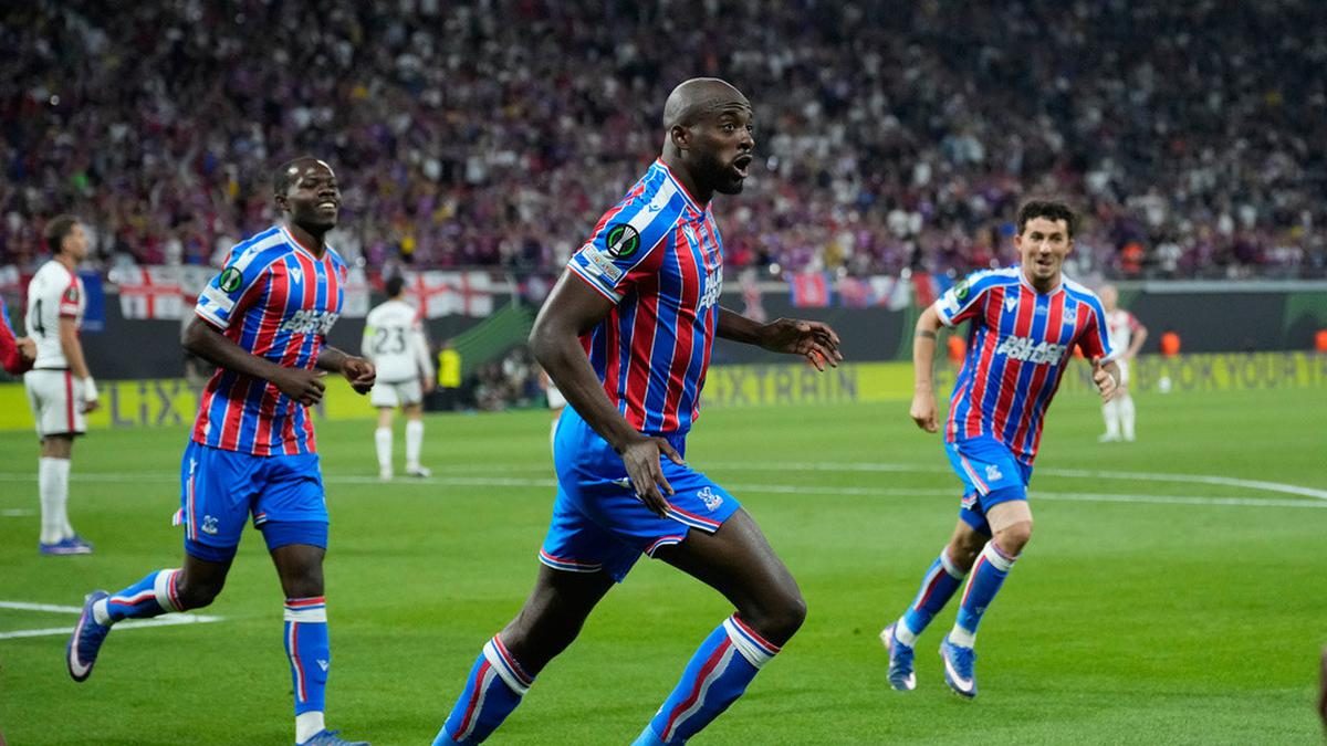 Mateta Bawa Trofi UEFA Conference League untuk Crystal Palace