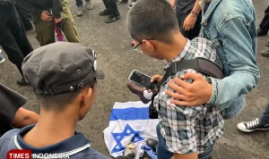 May Day di Balai Kota Malang: Aksi Musik Jalanan Diwarnai Pembakaran Bendera AS dan Israel