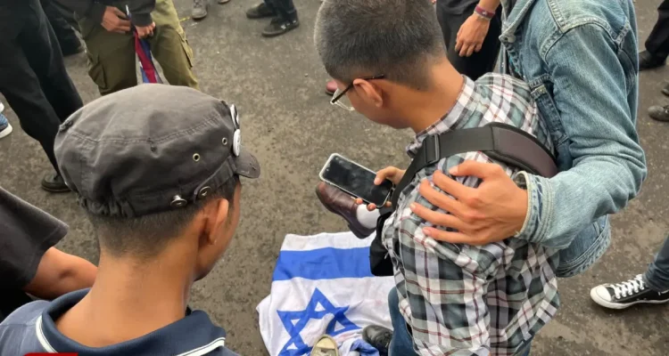 May Day di Balai Kota Malang: Aksi Musik Jalanan Diwarnai Pembakaran Bendera AS dan Israel