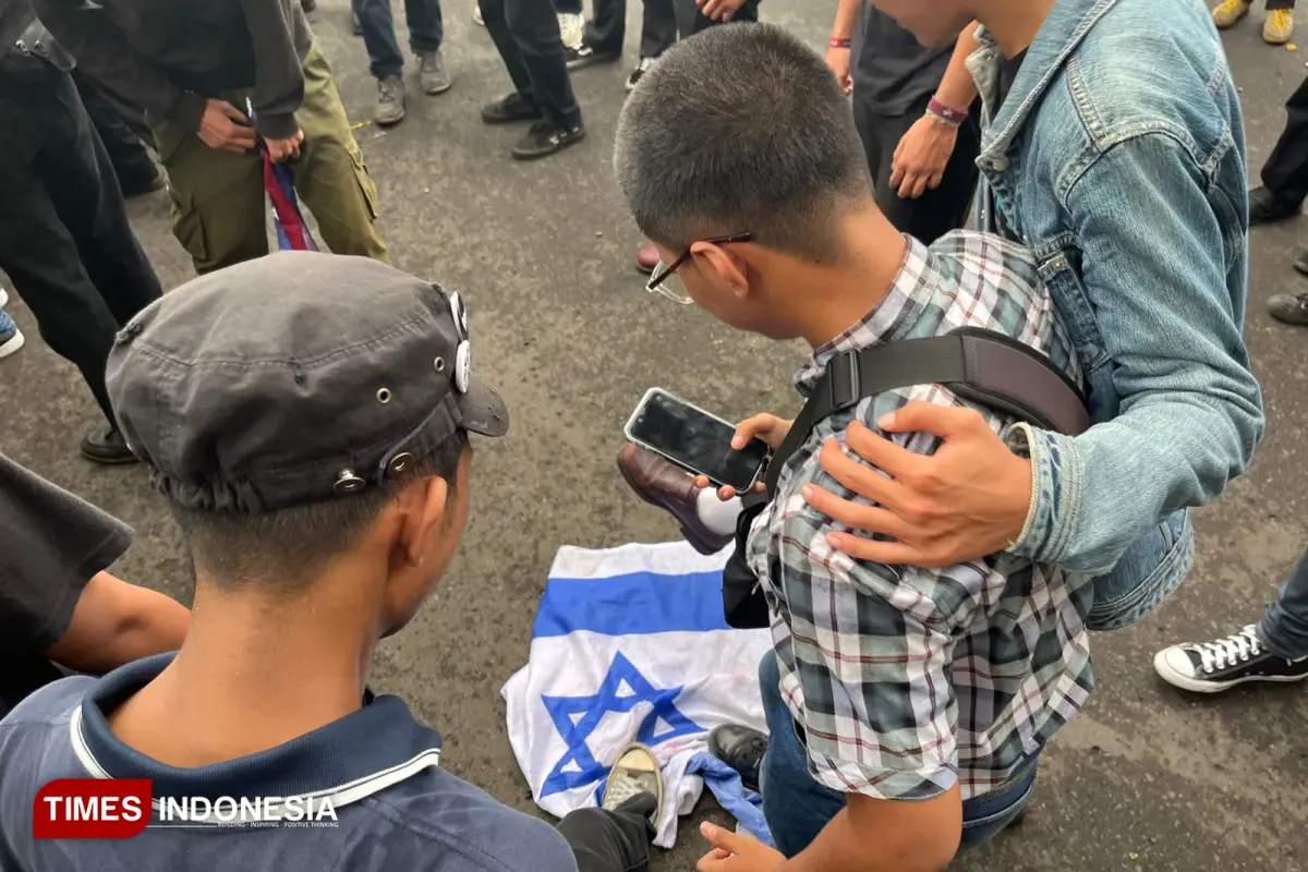 May Day di Balai Kota Malang: Aksi Musik Jalanan Diwarnai Pembakaran Bendera AS dan Israel