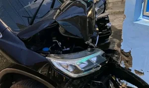 Mengantuk, Honda CR-V Ringsek Tabrak Tembok Dapur di Jatibarang