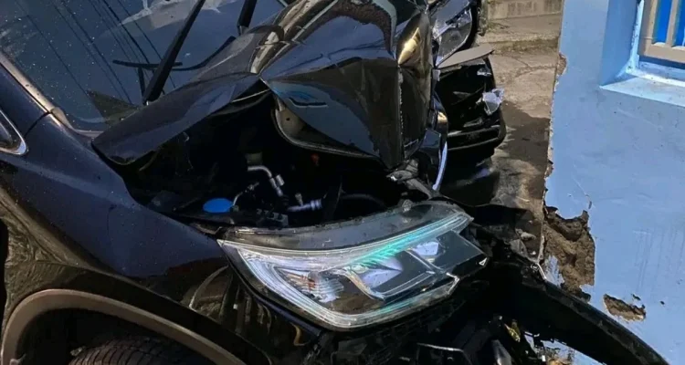 Mengantuk, Honda CR-V Ringsek Tabrak Tembok Dapur di Jatibarang