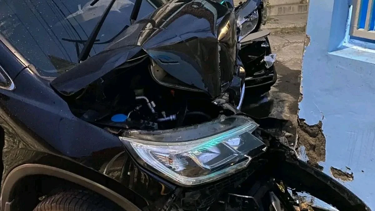 Mengantuk, Honda CR-V Ringsek Tabrak Tembok Dapur di Jatibarang