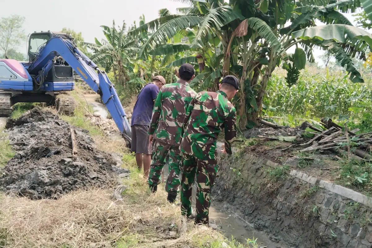 Normalisasi Irigasi Lingsir TMMD 128 Gresik Lancarkan Aliran Air Pertanian