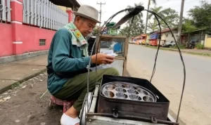 Pedagang Kue Cubit Haurgeulis: Favorit Anak & Warga