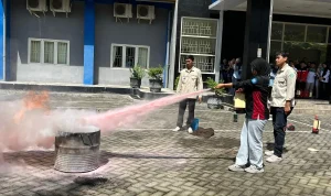 Pelatihan Penggunaan APAR Mahasiswa UNIPMA Madiun Tingkatkan Kesadaran Keselamatan