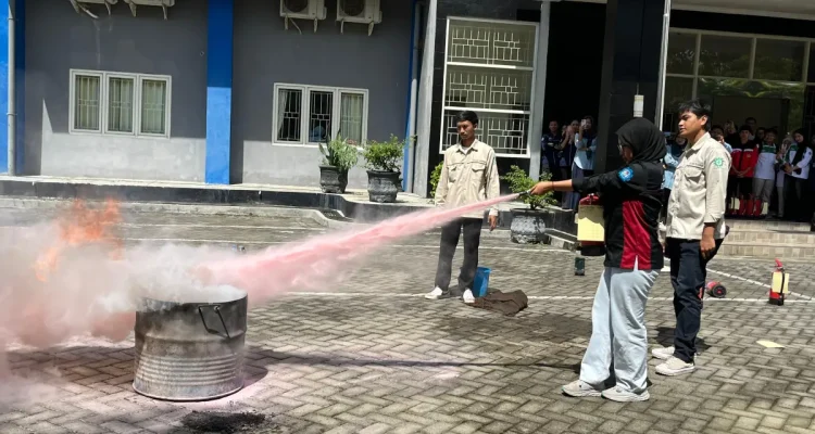 Pelatihan Penggunaan APAR Mahasiswa UNIPMA Madiun Tingkatkan Kesadaran Keselamatan