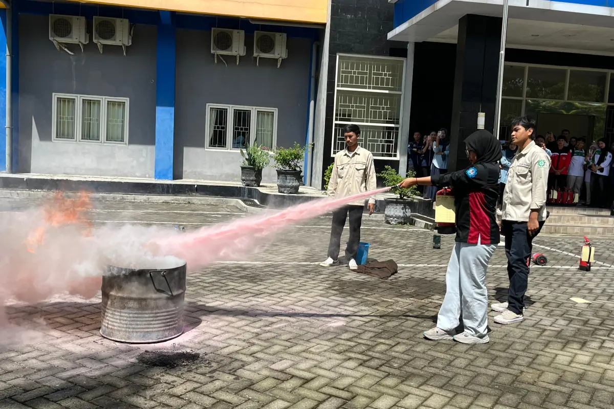 Pelatihan Penggunaan APAR Mahasiswa UNIPMA Madiun Tingkatkan Kesadaran Keselamatan