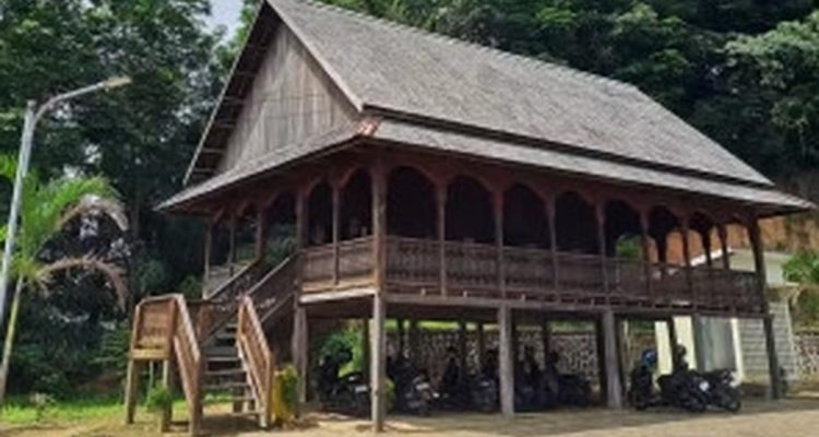 Pemerintah Akan Renovasi 3.500 Rumah Adat