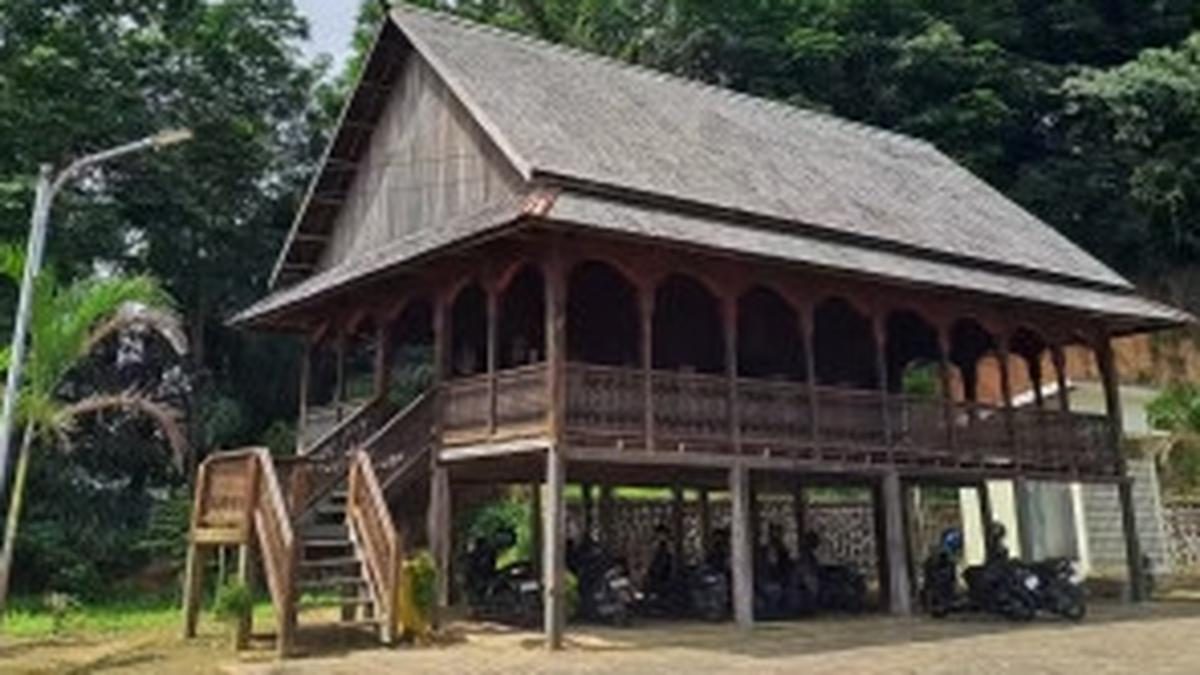Pemerintah Akan Renovasi 3.500 Rumah Adat