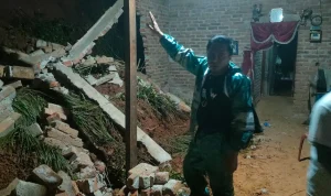 Penghuni Mengungsi Akibat Longsor yang Merusak Satu Rumah di Tegalombo Pacitan