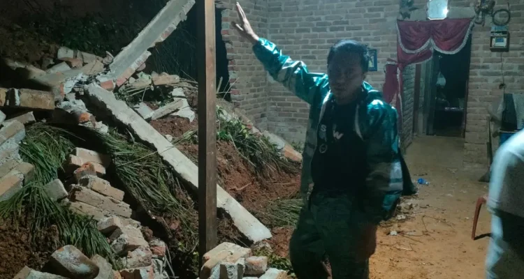 Penghuni Mengungsi Akibat Longsor yang Merusak Satu Rumah di Tegalombo Pacitan
