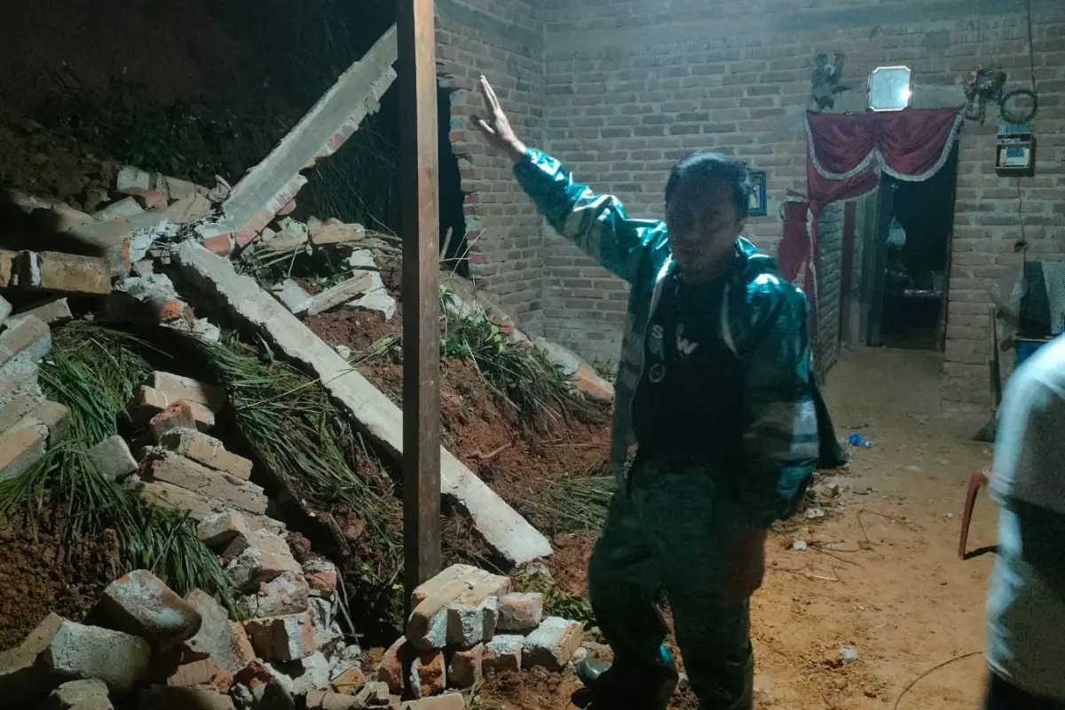Penghuni Mengungsi Akibat Longsor yang Merusak Satu Rumah di Tegalombo Pacitan