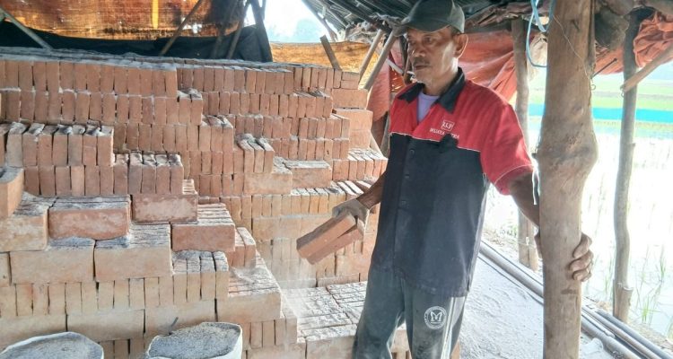 Pengrajin Bata Merah Indramayu: Bertahan dari Hebel & Harga Murah