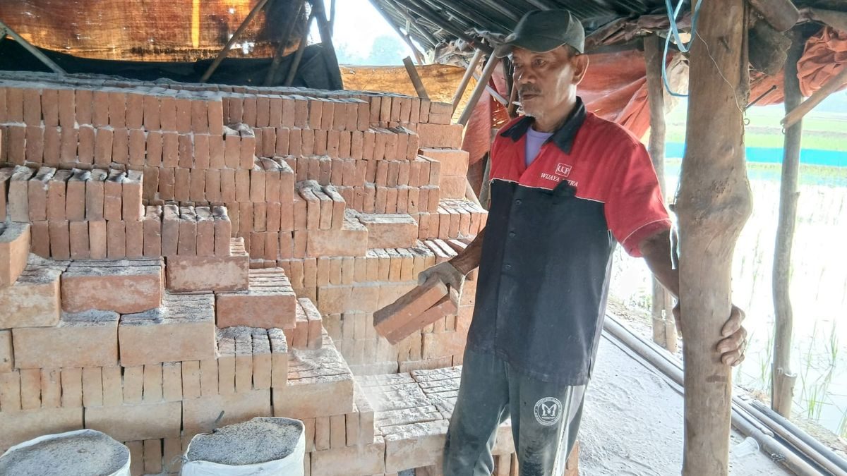 Pengrajin Bata Merah Indramayu: Bertahan dari Hebel & Harga Murah