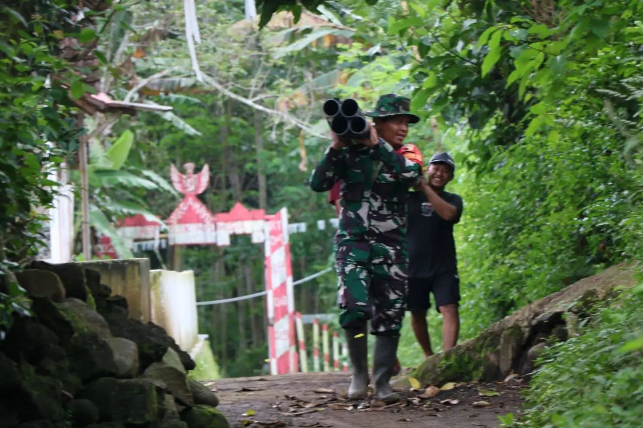 Penyaluran Air Bersih 1,5 Km di Tiris Probolinggo Dikebut Melalui Medan Curam