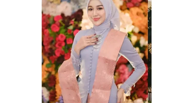 Pesona Eggy Fegri di Panggung Putri Indonesia Aceh dalam Busana Tradisional Modern