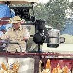 Prabowo Mengemudikan Traktor Saat Panen Jagung di Tuban