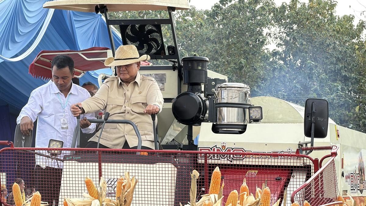 Prabowo Mengemudikan Traktor Saat Panen Jagung di Tuban