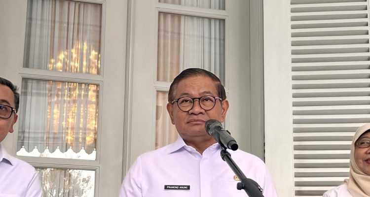 Pramono Ancam Oknum yang Jual Beli Kartu Transportasi Gratis