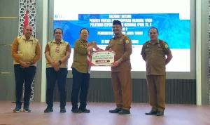 Pramuka Jatim Berikan 725 Seragam untuk Pelajar Aceh Tamiang