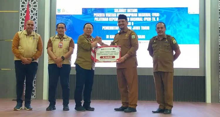 Pramuka Jatim Berikan 725 Seragam untuk Pelajar Aceh Tamiang