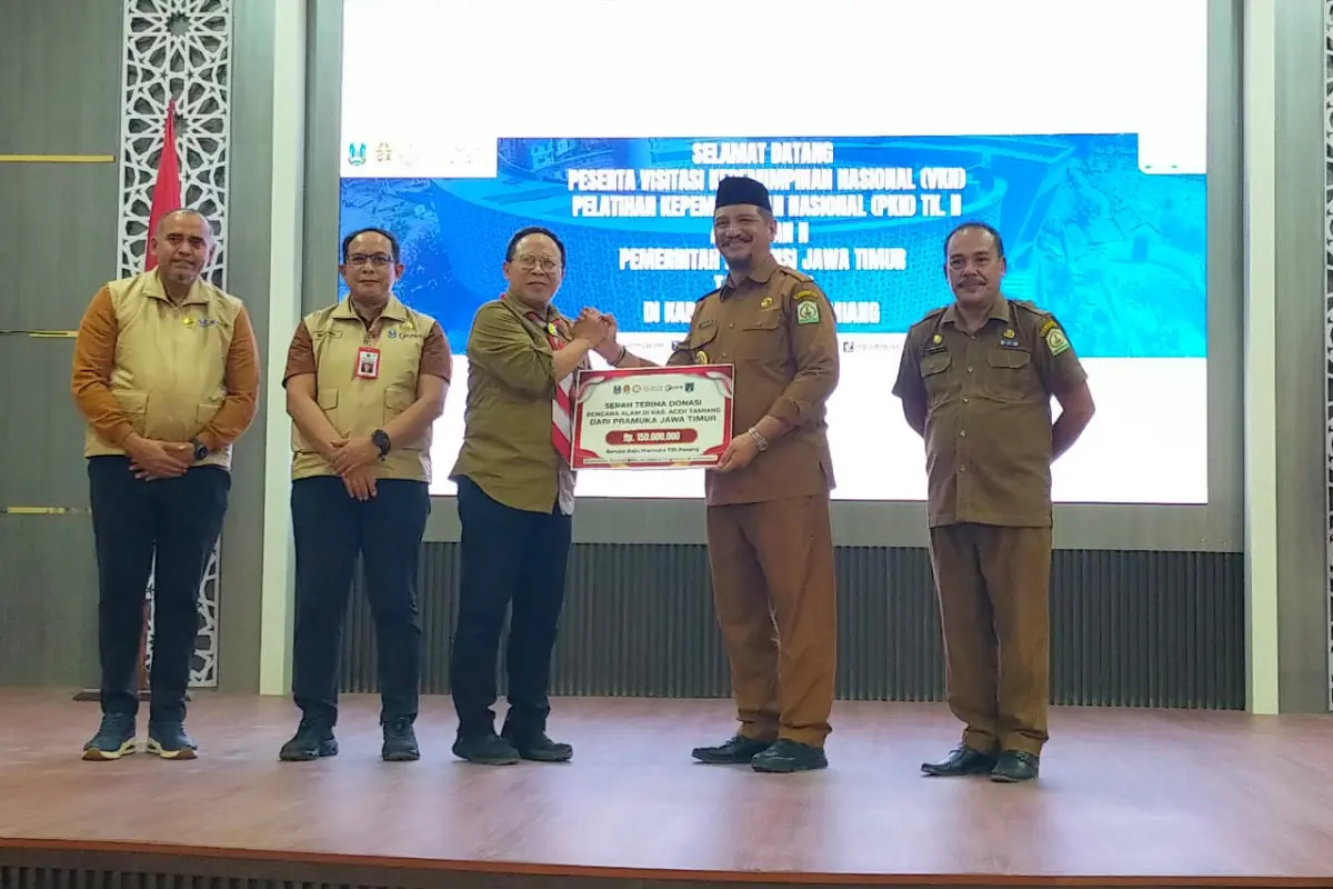 Pramuka Jatim Berikan 725 Seragam untuk Pelajar Aceh Tamiang