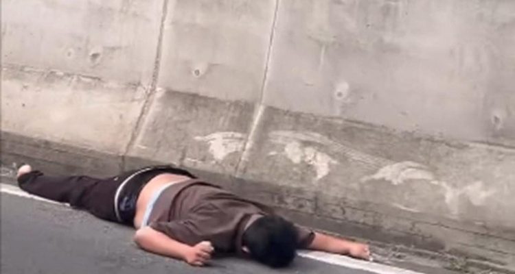 Pria Tergeletak di Tol Cawang, Diduga Bunuh Diri